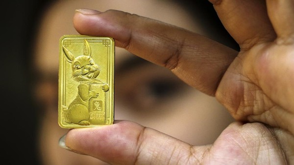 Antam Hadirkan Emas Batangan Edisi Imlek, Ini Penampakannya Petugas menunjukkan emas edisi imlek berupa gambar Kelinci di Butik Emas Antam, Setia Budi, Jakarta, Selasa (12/1/2023). Emas batangan edisi Imlek 2023 ini memiliki berat 8 gram dengan 99,99 persen emas murni dan dijual dengan harga Rp8,9 juta. ANTARA FOTO/Rivan Awal Lingga