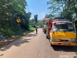Pilu Sopir Terpaksa Nginap di Truk Demi Buang Sampah ke TPA Sarimukti