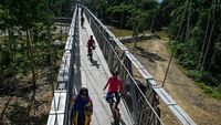 Antusias Warga Desa di Pedalaman Aceh Lintasi Jembatan Gantung Baru
