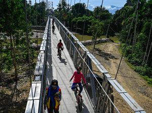 Antusias Warga Desa di Pedalaman Aceh Lintasi Jembatan Gantung Baru