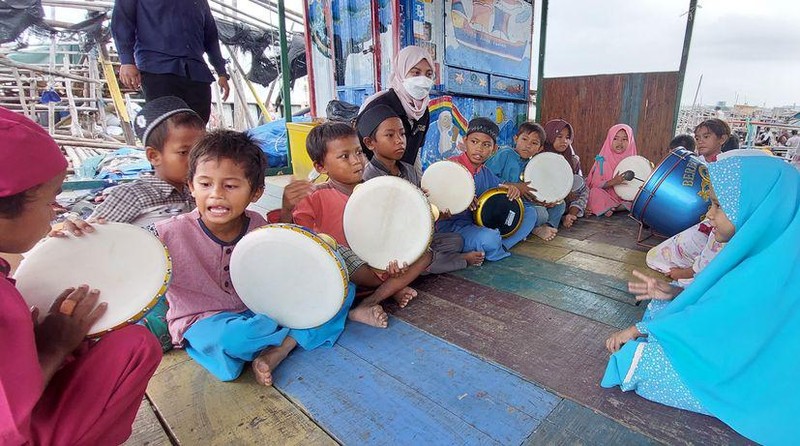 Bahagianya Anak-anak Pesisir Cilincing Punya Alat Musik Hadrah Baru