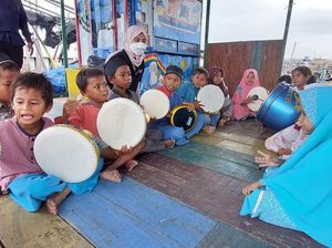 Bahagianya Anak-anak Pesisir Cilincing Punya Alat Musik Hadrah Baru