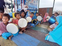 Bahagianya Anak-anak Pesisir Cilincing Punya Alat Musik Hadrah Baru