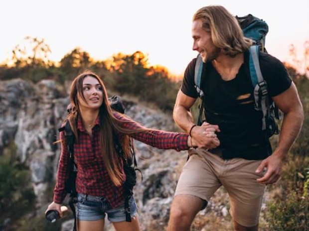 Pasangan hiking bersama