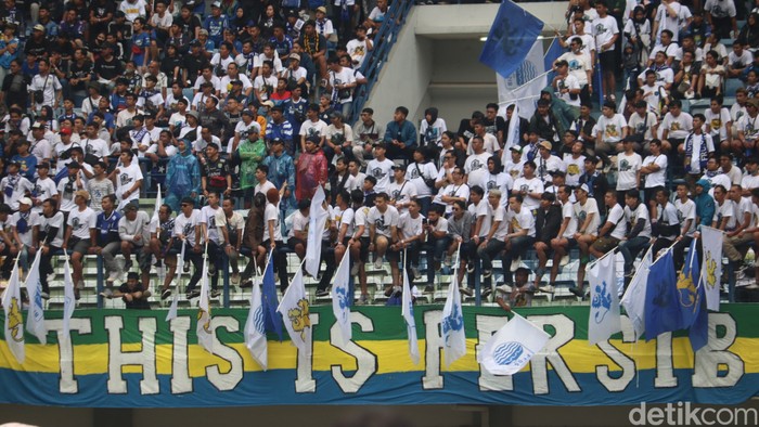 Bobotoh di Stadion GBLA saat laga Persib vs Persija, Rabu (11/1/2023).
