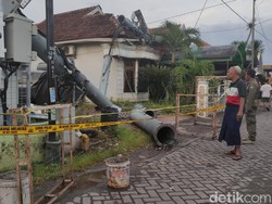 Diterjang Angin Kencang, Tower BTS Roboh Timpa Rumah-Mobil di Sidoarjo