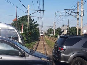 Ada KA Bandara Hendak Melintas Saat TransJ Mogok di Tengah Lintasan Kereta Ada KA Bandara Hendak Melintas Saat TransJ Mogok di Tengah Lintasan Kereta