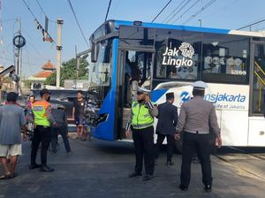 TransJakarta Mogok di Tengah Perlintasan Rel Kereta di Kebon Jeruk Jabar TransJakarta Mogok di Tengah Perlintasan Rel Kereta di Kebon Jeruk Jabar