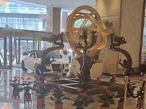 Detik-detik Tamu Hotel Mewah di China Ngamuk, Tabrakkan Mobil ke Lobi