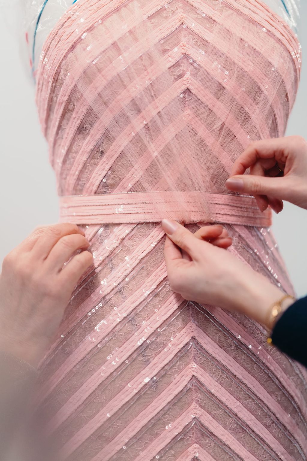 Detail Gaun Margot Robbie di Golden Globe 2023