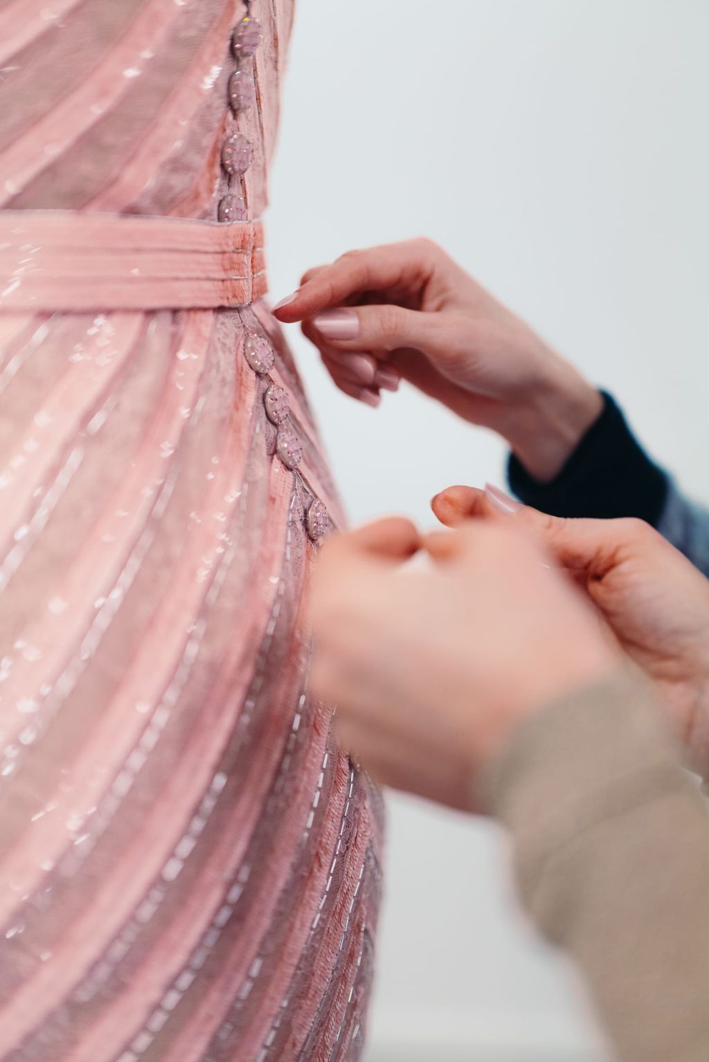 Detail Gaun Margot Robbie di Golden Globe 2023