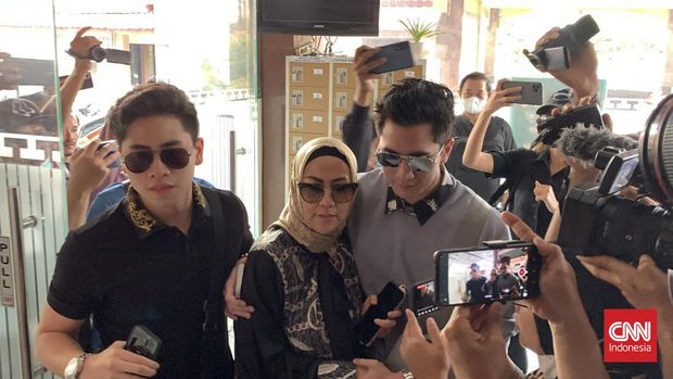 Aktris Venna Melinda tiba di Ditreskrimum Polda Jawa Timur, didampingi pengacara kondang Hotman Paris Hutapea. Ia akan diperiksa dan dimintai keterangan terkait kasus KDRT yang dilakukan oleh suaminya, Ferry Irawan.