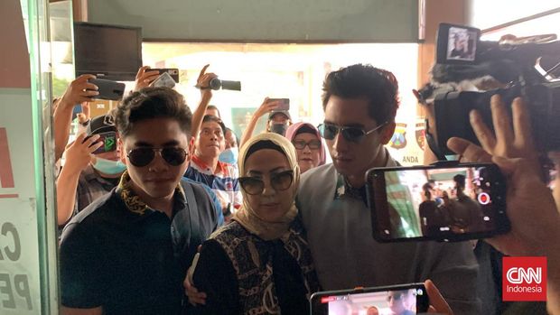 Aktris Venna Melinda tiba di Ditreskrimum Polda Jawa Timur, didampingi pengacara kondang Hotman Paris Hutapea. Ia akan diperiksa dan dimintai keterangan terkait kasus KDRT yang dilakukan oleh suaminya, Ferry Irawan.