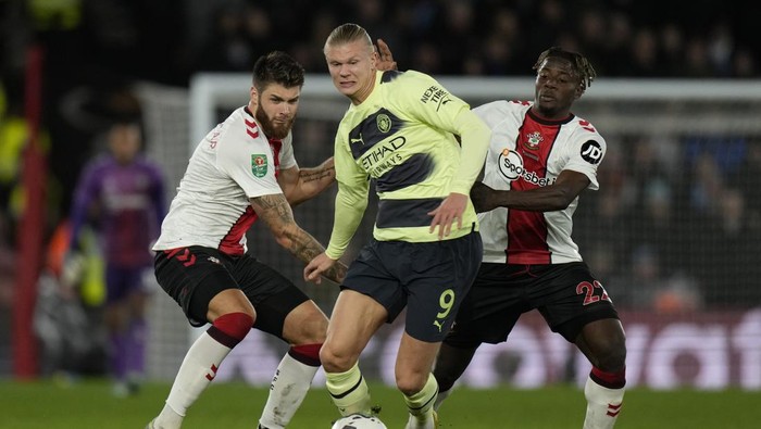 Manchester Citys Erling Haaland, center, battles for the ball with Southampton defenders during the English League Cup quarter final soccer match between Southampton and Manchester City at St Marys stadium in Southampton, England, Wednesday, Jan. 11, 2023. (AP Photo/Alastair Grant)