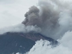 Gunung Kerinci Masih Terus Erupsi, Tinggi Kolom Abu 600 Meter