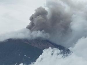 Gunung Kerinci Masih Terus Erupsi, Tinggi Kolom Abu 600 Meter Gunung Kerinci Masih Terus Erupsi, Tinggi Kolom Abu 600 Meter