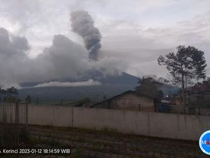 Ada Erupsi, PVMBG Imbau Penerbangan Tak Melintasi Gunung Kerinci