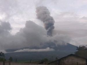 Gunung Kerinci Erupsi Lagi, Tinggi Kolom Abu Capai 1200 Meter Gunung Kerinci Erupsi Lagi, Tinggi Kolom Abu Capai 1200 Meter