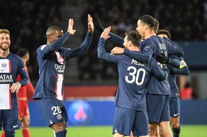 Paris Saint-Germains Argentine forward Lionel Messi (C) celebrates with teammates after scoring his teams second goal during the French L1 football match between Paris Saint-Germain (PSG) and SCO Angers at The Parc des Princes Stadium in Paris on January 11, 2023. (Photo by Bertrand GUAY / AFP)