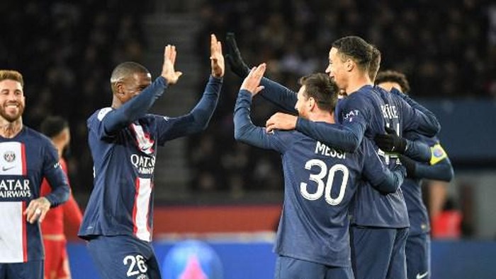 Paris Saint-Germains Argentine forward Lionel Messi (C) celebrates with teammates after scoring his teams second goal during the French L1 football match between Paris Saint-Germain (PSG) and SCO Angers at The Parc des Princes Stadium in Paris on January 11, 2023. (Photo by Bertrand GUAY / AFP)