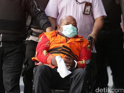 Foto: Tangan Diborgol-Berkursi Roda, Lukas Enembe Tiba di KPK