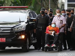 Keluarga Protes Lukas Enembe Tak Naik Garuda, KPK Merespons