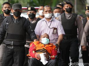 Pengacara Protes Lukas Enembe Tidur Pakai Kasur Tipis di Rutan KPK