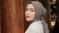 10 Gaya Hijab Melody Prima Usai Umumkan Bercerai Kini Bangun Rumah Impian