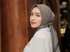 10 Gaya Hijab Melody Prima Usai Umumkan Bercerai Kini Bangun Rumah Impian