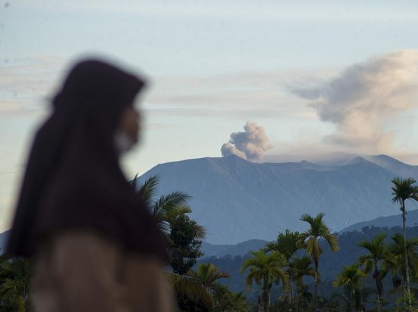 Gunung Marapi Semburkan Abu Vulkanik