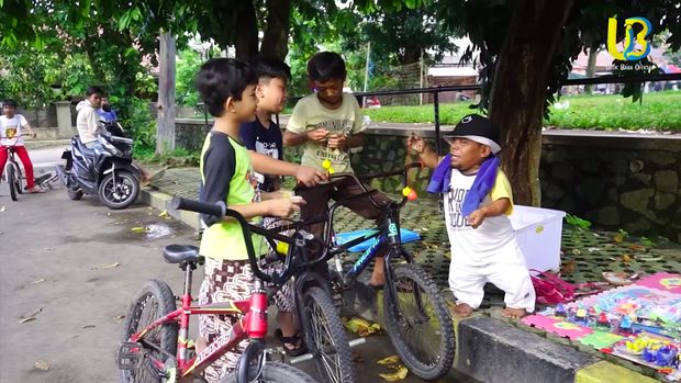 Jarang Muncul di TV, Ucok Baba Jualan Lato-lato di Pinggir Jalan