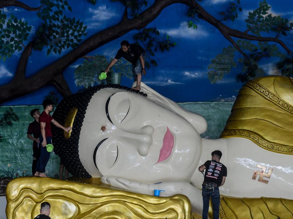 Jelang Imlek, Patung Buddha Tidur di Vihara Bogor Dibersihkan