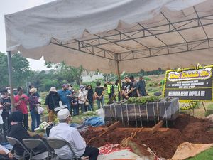 Jenazah Angela Korban Mutilasi Dimakamkan di TPU Kampung Kandang Jaksel Jenazah Angela Korban Mutilasi Dimakamkan di TPU Kampung Kandang Jaksel
