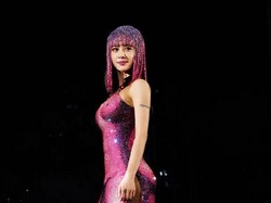 Video: Aksi Bintang Taiwan Jolin Tsai Menyanyi di Atas Ular Raksasa