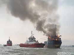 Penampakan Kapal Kargo Terbakar Saat Antre Muat Semen di Gresik