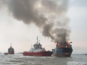 Penampakan Kapal Kargo Terbakar Saat Antre Muat Semen di Gresik Penampakan Kapal Kargo Terbakar Saat Antre Muat Semen di Gresik