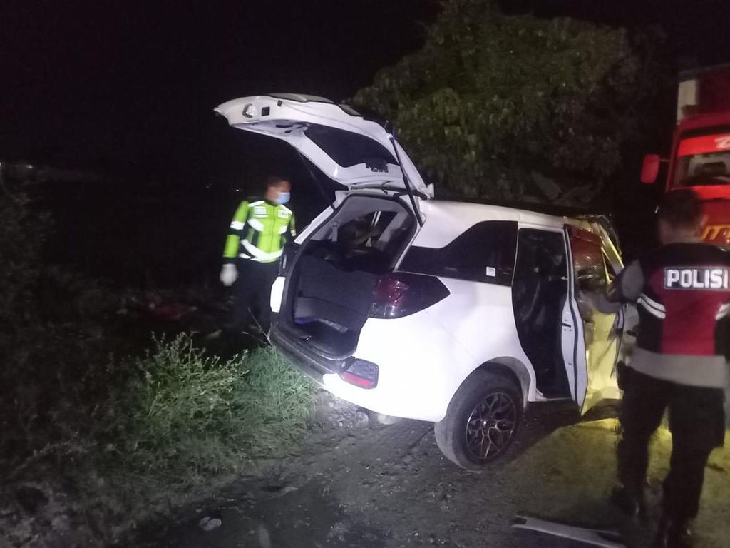 Kecelakaan Maut Mobil Tabrak Pohon di Ring Road Ngawi, 5 Orang Tewas
