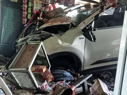Hilang Kendali, Mobil Tabrak Warung di Sukabumi