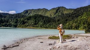 Kepincut Birunya Air di Talaga Bodas Garut