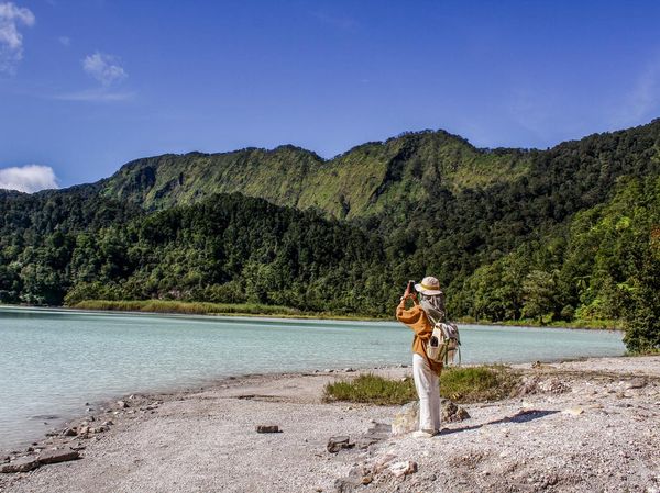 Kepincut Birunya Air di Talaga Bodas Garut