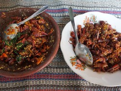 Pedas Nampol! Ini Belalang Sambal Kemangi Racikan Fatmawati