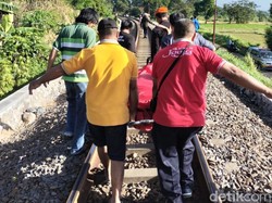 Jalan Lewat Rel, Siswi SMK di Pasuruan Tewas Tertabrak KA Penataran