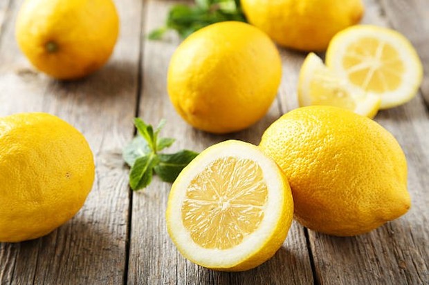 Lemon Lemon bermnafaat untuk mencerahkan dan membuat kulit wajah glowing