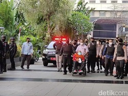 Dibawa dari RSPAD, Lukas Enembe Tiba di KPK