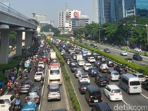 Potret Macet Parah dari Cawang hingga Kuningan Gegara Truk Kecelakaan