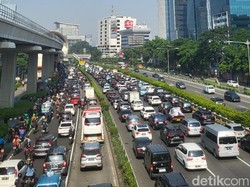 Ada Kecelakaan Truk di Gatsu, Lalin Jakarta Pagi Ini Macet hingga Cawang