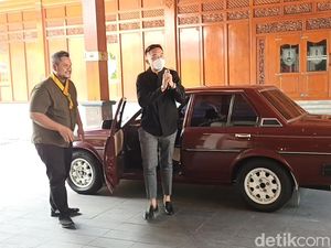 Cerita Mangkunegoro X Setia Kendarai Sedan Tua Peninggalan Sang Ayah