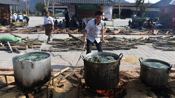 Melihat Pembuatan Banh Chung, Kue Tradisional Vietnam Saat Imlek