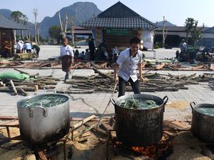 Melihat Pembuatan Banh Chung, Kue Tradisional Vietnam Saat Imlek