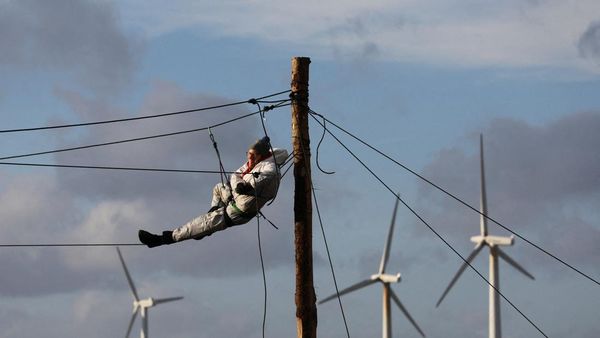 Aksi Aktivis Jerman Tidur di Tali Saat Protes Perluasan Tambang